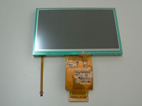 Moduł płaskich wyświetlaczy, ciekłokrystaliczny. Moduł LCD TFT 4,3” o rozdzielczości 480 x 272 RGB z ekranem dotykowym, z podświetleniem – pasek RGB, z elastyczną płytką drukowaną do podłączenia oraz układem sterującym. Moduł przeznaczony do stosowania ogólnego i nie jest wytwarzany w celu zamontowania w określonych urządzeniach. Może wyświetlać obrazy nieruchome oraz wideo. Produkt pakowany na plastikowych tackach układanych naprzemiennie, następnie układanych w kartonach z przekładkami z tworzywa sztucznego.
