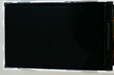 Moduł płaskich wyświetlaczy, ciekłokrystaliczny. Moduł LCD TFT 1,6”, o rozdzielczości 132 x 65 RGB, bez ekranu dotykowego, podświetlenie LED żółto-zielne, z elastyczną płytką drukowaną do podłączenia oraz układem sterującym. Moduł przeznaczony do stosowania ogólnego i nie jest wytwarzany w celu zamontowania w określonych urządzeniach. Produkt pakowany na plastikowych tackach układanych naprzemiennie, następnie układanych w kartonach z przekładkami z tworzywa sztucznego.