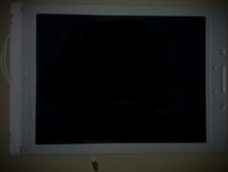 Moduł płaskich wyświetlaczy, ciekłokrystaliczny. Moduł LCD TFT 5,7” o rozdzielczości 320 x 240 RGB bez ekranu dotykowego, podświetlenie LED białe, z elastyczną płytką drukowaną do podłączenia oraz układem sterującym. Moduł przeznaczony do stosowania ogólnego i nie jest wytwarzany w celu zamontowania w określonych urządzeniach. Produkt pakowany na plastikowych tackach układanych naprzemiennie, następnie w kartonach z przekładkami z tworzywa sztucznego.