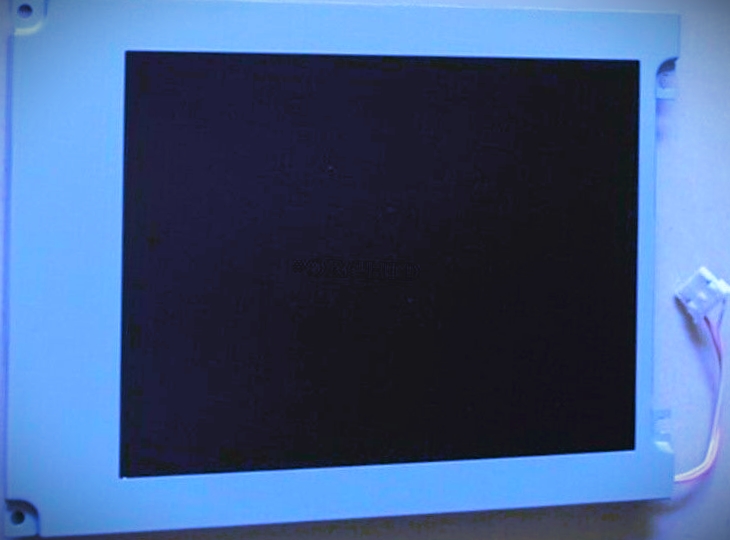 Moduł płaskich wyświetlaczy, ciekłokrystaliczny. Moduł LCD TFT 5,7” o rozdzielczości 320 x 240 RGB bez ekranu dotykowego, podświetlenie lampa fluorescencyjna z zimną katodą (CCFL) białe, z elastyczną płytką drukowaną do podłączenia oraz układem sterującym. Moduł przeznaczony do stosowania ogólnego i nie jest wytwarzany w celu zamontowania w określonych urządzeniach. Produkt pakowany na plastikowych tackach układanych naprzemiennie, następnie układanych w kartonach z przekładkami z tworzywa sztucznego.