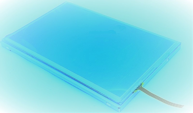 Moduł płaskich wyświetlaczy, ciekłokrystaliczny. Wyświetlacz ciekłokrystaliczny LCD TFT, o przekątnej 7", niezawierający ekranu dotykowego. Wyposażony w podświetlenie LED, elastyczną płytkę drukowaną do podłączenia oraz układ sterujący. Wyświetla obrazy oraz pliki wideo. Moduł przeznaczony jest do stosowania ogólnego i nie jest wytwarzany w celu montażu w określonych urządzeniach.