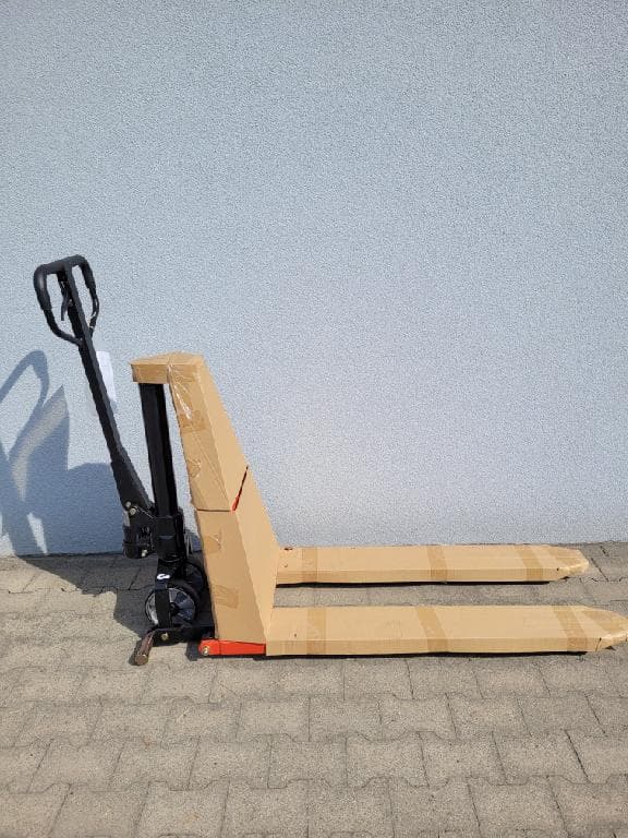 Wózek paletowy ręczny nożycowy (krzyżakowy), wyposażony w podnośnik widłowy, służący do przewozu palet na bliskie odległości i podnoszenia ładunku na wysokość roboczą. Może być ciągnięty lub pchany i sterowany ręcznie przez pieszego operatora za pomocą przegubowej sterownicy, przystosowany do poruszania się po gładkich, twardych i płaskich nawierzchniach. Posiada również funkcję podniesienia ładunku na wysokość roboczą do 800 mm, dzięki krzyżakowej (nożycowej) konstrukcji jego podwozia. Podniesienie ładunku na wysokość roboczą automatycznie uniemożliwia poruszanie się wózka. Przemieszczanie ładunku jest możliwe tylko po podniesieniu go na wysokość niezbędną do transportu. Nośność wózka wynosi 1000 kg lub 1500 kg (w zależności od modelu). Podnoszenie ładunku może być ręczne lub elektryczne.
Decyzja wydana powtórnie w miejsce WIT numer PL-WIT-2016-00559.
