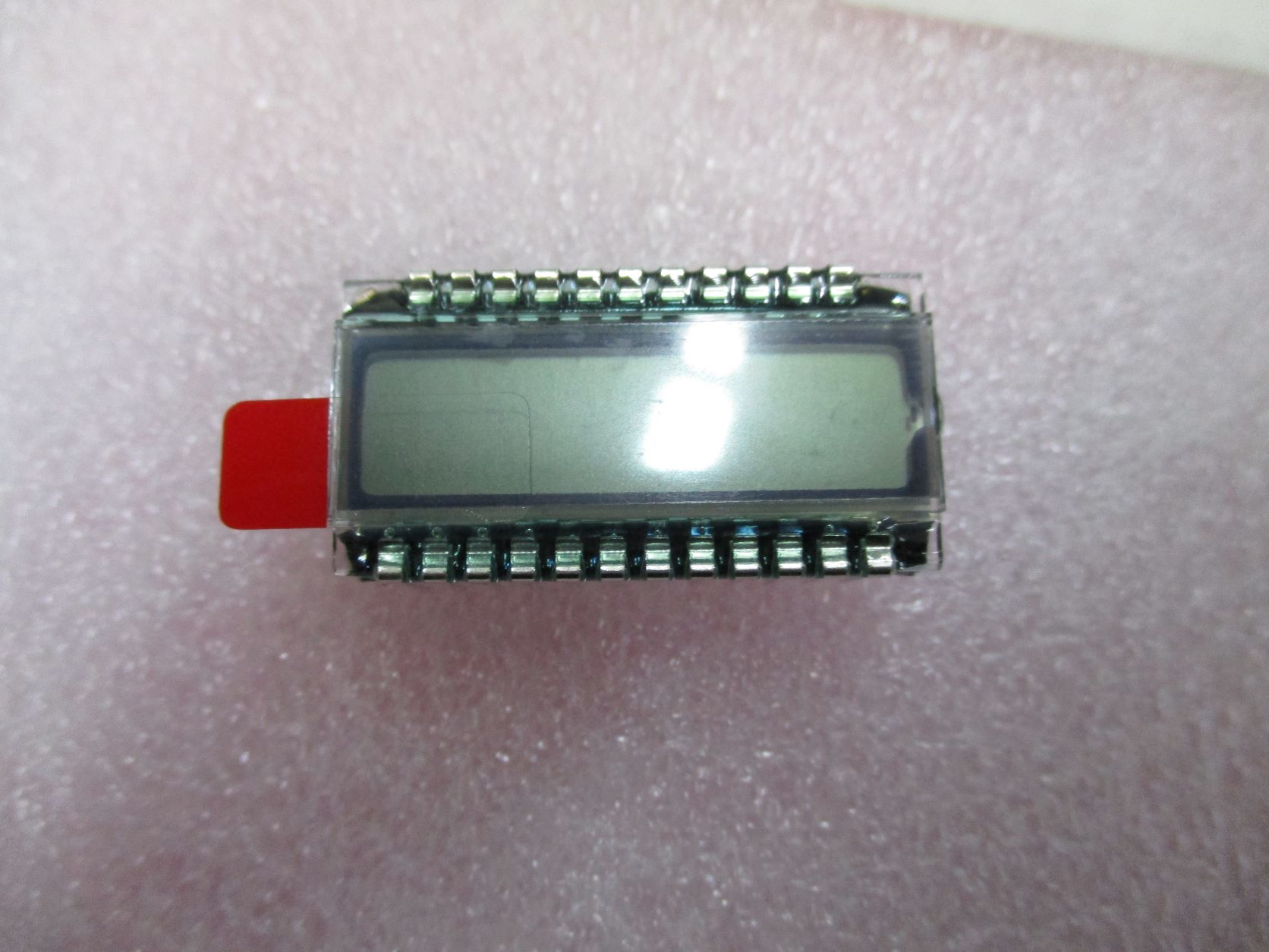 Moduły LCD przeznaczone do sygnalizacji wzrokowej. Wykonane zostały w technologii FSTN, z warstwy ciekłokrystalicznej matrycy pasywnej, zamkniętej pomiędzy dwiema szklanymi płytkami. Posiadają obszar flex z zamontowanymi elementami do podświetlenia (ze sterownikiem), interfejsy elektryczne, mechaniczne i optyczne. Obszar wyświetlania (w mm): 64,5 x 28, rozdzielczość 160 x 80 pikseli. Moduły przeznaczone są do wyświetlania grafiki i znaków alfanumerycznych w różnych urządzeniach sygnalizacyjnych.