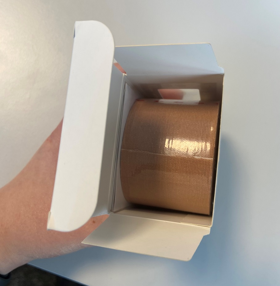 Taśma wykonana z tkaniny (95% bawełna, 5% elastan) pokrywana po wewnętrznej stronie warstwą kleju akrylowego. Produkt prezentowany w rolce, wymiary: szer. 5 cm., dł. 5 m. Artykuł przeznaczony do podtrzymywania i modelowania biustu.