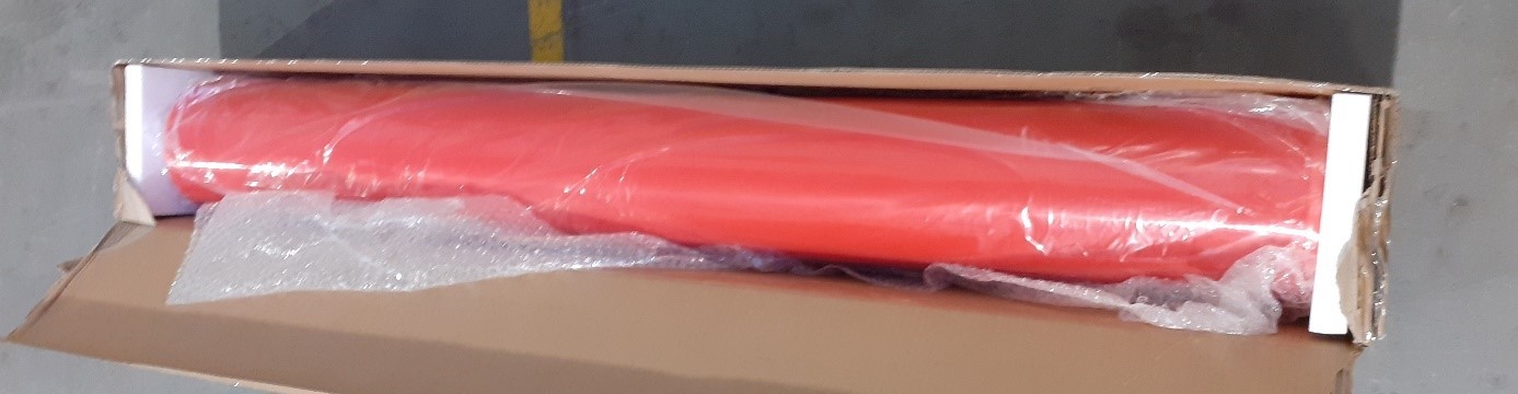 Dwustronna taśma samoprzylepna w postaci rolki. Produkt złożony z cienkiej folii poliestrowej (0,012 mm) powleczonej obustronnie klejem modyfikowanym solvent acrylic i zewnętrznie zabezpieczony czerwoną okładziną. Produkt wykorzystywany m.in. w przemyśle IT (telefony komórkowe, do przyklejania baterii w aparatach cyfrowych), w przemyśle meblarskim (do przyklejania wszelkiego typu tabliczek, do sklejania ramek, do przyklejania listew dekoracyjnych). Wymiary: szerokość: 1260mm, długość: 50m.

Niniejsza decyzja została wydana w miejsce decyzji nr PL BTI WIT-2019-000167 z 21 lutego 2019 r.