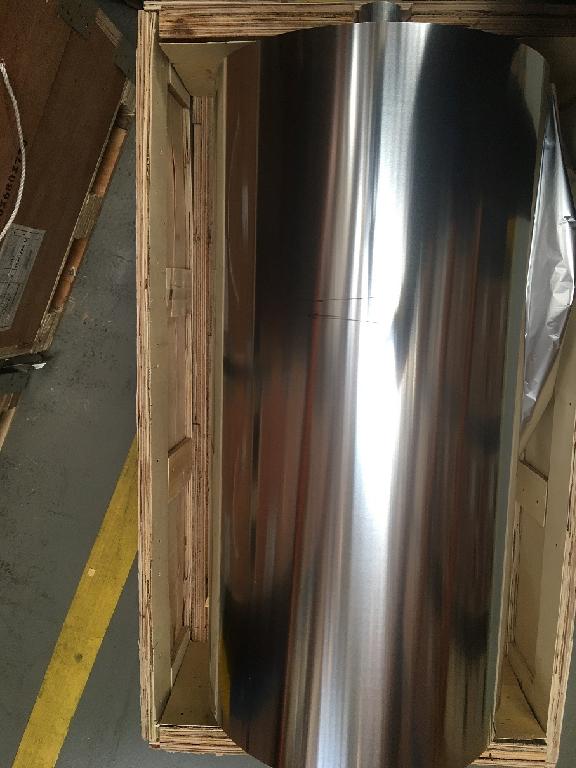 Folia aluminiowa bez podłoża. Jedna strona matowa, druga z połyskiem. Uzyskana w procesach walcowana, wyżarzana oraz rozdwajania i rozcinania pasów. Grubość folii w zakresie od 0,007 mm (włącznie) do mniej niż 0,021 mm. Zwinięta w rolkę o szerokości powyżej 650 mm. Folia przeznaczona do dalszego przetworzenia – do produkcji opakowań dla wyrobów spożywczych, farmaceutycznych, chemicznych, poprzez jej zadruk, laminowanie, powlekanie, klejenie, wygniatanie, cięcie itp. Wg wnioskodawcy - w wyniku przetworzenia przedmiotu niniejszej decyzji, nie powstaje folia stosowana do użytku domowego. Masa rolki wynosi około 500 kg.
Decyzja wydana w miejsce WIT numer PL- BTI WIT-2020-000011.
