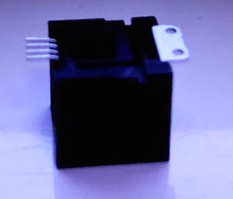 Gniazdo typu RJ11 służące do elektrycznego podłączenia urządzenia do sieci telekomunikacyjnej. Montowane na płytce drukowanej. Składa się z obudowy wykonanej z tworzywa sztucznego, wnętrza z polamidu i styków wykonanych z brązu fosforowego pokrytych niklem i złoconych. Przeznaczone do urządzeń elektronicznych z branży ogrzewnictwa, gazownictwa, wodnej, wentylacji oraz przeciwpożarowej. Maksymalne wymiary wynoszą: 25x25x30 mm.