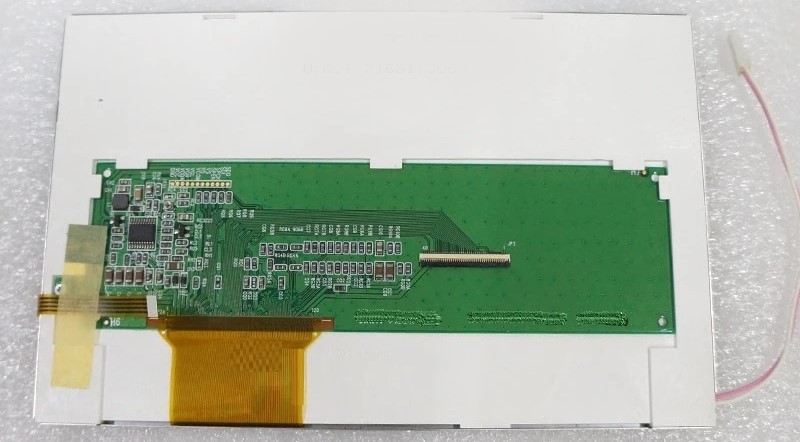Moduł LCD TFT 7”, o rozdzielczości 800 x 480 RGB, bez ekranu dotykowego, z podświetleniem LED RGB, z elastyczną płytką drukowaną do podłączenia oraz z układem sterującym. Moduł jest przeznaczony do stosowania ogólnego i nie jest wytwarzany w celu zamontowania w określonych urządzeniach. Może wyświetlać obrazy nieruchome oraz wideo.