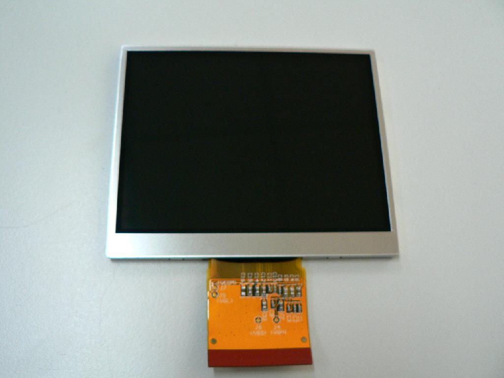 Moduł LCD TFT 3,5”, o rozdzielczości 320 x 240 RGB, bez ekranu dotykowego, z podświetleniem LED, z elastyczną płytką drukowaną do podłączenia oraz z układem sterującym. Moduł jest przeznaczony do stosowania ogólnego i nie jest wytwarzany w celu zamontowania w określonych urządzeniach. Może wyświetlać obrazy nieruchome oraz wideo.