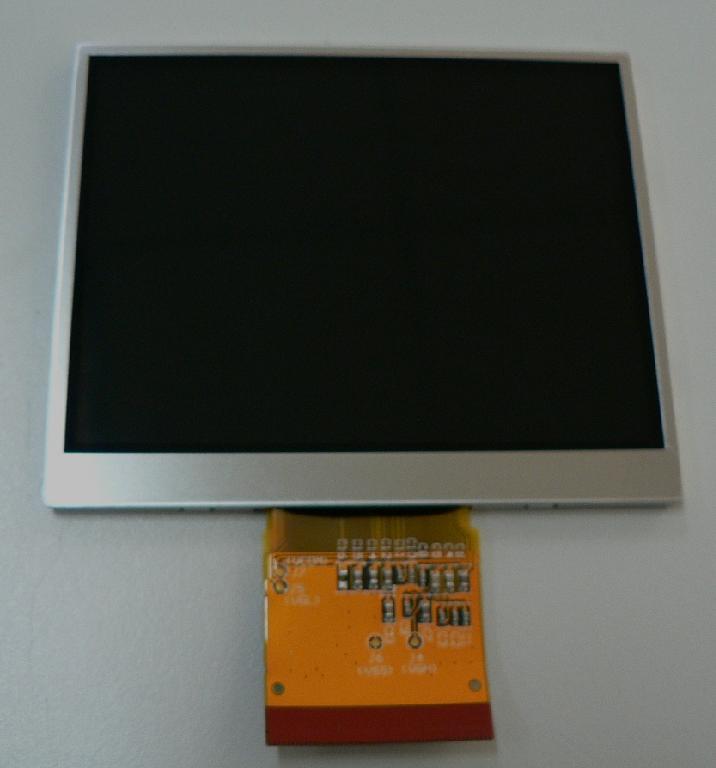 Moduł LCD TFT 3,5”, o rozdzielczości 320 x 240 RGB, z ekranem dotykowym, podświetlenie LED białe, z elastyczną płytką drukowaną do podłączenia oraz układem sterującym do adresacji pikseli. Moduł przeznaczony do stosowania ogólnego - nie jest wytwarzany w celu montażu w określonych urządzeniach.