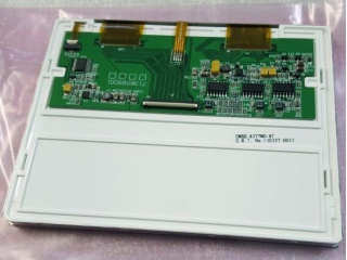 Moduł LCD TFT 5,7', o rozdzielczości 640 x 480 RGB, z ekranem dotykowym, z podświetleniem LED białym, z elastyczną płytką drukowaną do podłączenia oraz z układem sterującym. Moduł przeznaczony do stosowania ogólnego - nie jest wytwarzany w celu zamontowania w określonych urządzeniach. Może wyświetlać obrazy nieruchome oraz wideo.