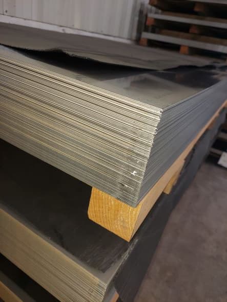 Blacha ze stali nierdzewnej, o pełnym prostokątnym przekroju poprzecznym, o szerokości od 1 m do 1,5 m, o grubości od powyżej 3 mm do poniżej 4,75 mm, o długości od 2 m do 6 m. Wyrób w postaci płaskich, prostych, prostokątnych arkuszy, o obydwu gładkich powierzchniach. Oprócz walcowania na gorąco i cięcia na arkusze, wyroby są poddane lekkiemu przepustowi walcowniczemu na zimno w celu polepszenia jakości powierzchni, wyżarzaniu w celu uzyskania odpowiednich właściwości mechanicznych stali oraz szlifowaniu, polerowaniu, szczotkowaniu, w celu uzyskania odpowiedniego stanu powierzchni arkusza.
Decyzja wydana powtórnie w miejsce WIT numer PL BTI WIT-2020-000649.
