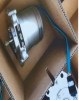 Silnik elektryczny, bezszczotkowy prądu stałego używany w elektrycznie wspomaganych kolumnach układów kierowniczych, w rodzaju stosowanych w pojazdach samochodowych. W zależności od wersji, może być wyposażony w czujnik  położenia kąta wirnika typu „resolver”, typu „Hall”, typu „Tunnel Magneto Resistive” (TMR) lub innego rodzaju czujnik lub sterownik. Posiada następujące parametry techniczne: średnicę zewnętrzną między 80 mm a 200 mm; napięcie zasilania między 9 V a 16 V; moc wyjściową (przy temperaturze 20 stopni Celsjusza) między 300 W a 750 W; moment obrotowy (przy temperaturze 20 stopni Celsjusza) od 2,00 Nm do 7,00 Nm; znamionową prędkość obrotową (przy temperaturze 20 stopni Celsjusza) między 600 obr/min a 3 100 obr/min. Może posiadać koło pasowe.