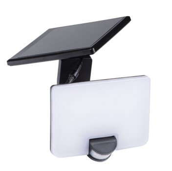 Lampa solarna LED z czujnikiem ruchu i zmierzchu. Artykuł składa się z oprawy oświetleniowej, czujnika ruchu (PIR) wraz z czujnikiem zmierzchu, panelu fotowoltaicznego, dwuczęściowego wspornika (adaptera). Obudowa lampy, klosz (mlecznobiały) oraz wspornik łączący oprawę z panelem solarnym wykonane są z tworzywa sztucznego (PC), panel fotowoltaiczny z tworzywa sztucznego, wykonany w technologii (CdTe). Oprawa solarna LED to naświetlacz z zabudowaną płytką panelu oświetleniowego z rozmieszczonymi równomiernie na powierzchni diodami LED, połączoną przewodami elektrycznymi poprzez układ elektroniczny z zasilającą baterią akumulatorową ładowaną z panelu słonecznego. Regulowany wspornik umożliwia montowanie panelu słonecznego bezpośrednio na oprawie lub w odległości maksymalnie do 2 m od niej. Produkt mocowany do ściany, przeznaczony do oświetlenia wewnętrznego i zewnętrznego. Moc naświetlacza: 8 W, skuteczność świetlna: 100 lm/W. Bateria akumulatorowa: typ 18650 Li-ion, pojemność 2000 mAh, napięcie 3,7 V. Zasięg czujnika: maks. 10 m. Klasa szczelności: IP54. W zestawie z rozmontowanym artykułem: kabel zasilający o długości 2 m, 4 kołki montażowe z wkrętami. Opakowanie: kartonowe pudełko.