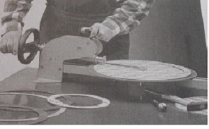 Urządzenie mechaniczne służące do wycinania różnej wielkości pierścieni z różnych materiałów uszczelniających (np. papieru, gumy, tworzyw sztucznych, grafitu, miki), za pomocą okrągłego ostrza. Występuje w dwóch wariantach: małe - przenośne z możliwością wycinania średnic od 25 mm do 300 mm i duże - stacjonarne do wycinania średnic od 400 mm do 1270 mm. Urządzenia bez silnika elektrycznego. Przeznaczone do ustawienia na płaskiej powierzchni (np. stole montażowym), z możliwością przymocowania na stałe za pomocą śrub. Masa urządzenia dużego - 6,5 kg.
Decyzja wydana ponownie w miejsce WIT numer PL BTI WIT-2020-000986.
