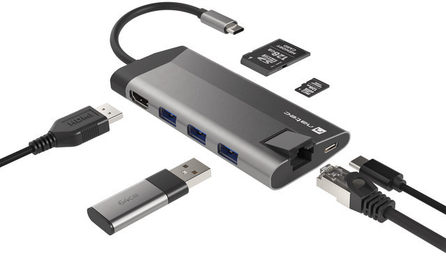 Wielofunkcyjny adapter USB-C z ośmioma portami rozszerzeń, pozwalający na podłączenie dodatkowych urządzeń i akcesoriów do komputera. Urządzenie jest stosowane przede wszystkim w systemach automatycznego przetwarzania danych. Zawiera płytkę PCB w obudowie wykonanej z aluminium i PVC, przewód elektryczny ze złączem USB-C oraz porty wyjściowe. Adapter wyposażony został w następujące porty: 3 x USB 3.0 do podłączenia dodatkowych urządzeń, HDMI obsługujący rozdzielczość 4k, czytnik kart SD i micro SD, RJ45 zapewniający szybki i stabilny dostęp do przewodowego Internetu do 1 Gb/s oraz Power Delivery umożliwiający korzystanie z adaptera z równoczesnym ładowaniem przelotowym ze źródła zasilania. Transfer USB: do 5 Gb/s. Maksymalna moc wyjściowa: 100 W. Wymogi systemowe: Windows XP/Vista/7/8/10/11, Mac OS, Linux, Android. Wymiary (w mm): 118 x 49 x 14, masa: 82 g. Kraj importu - Chiny.