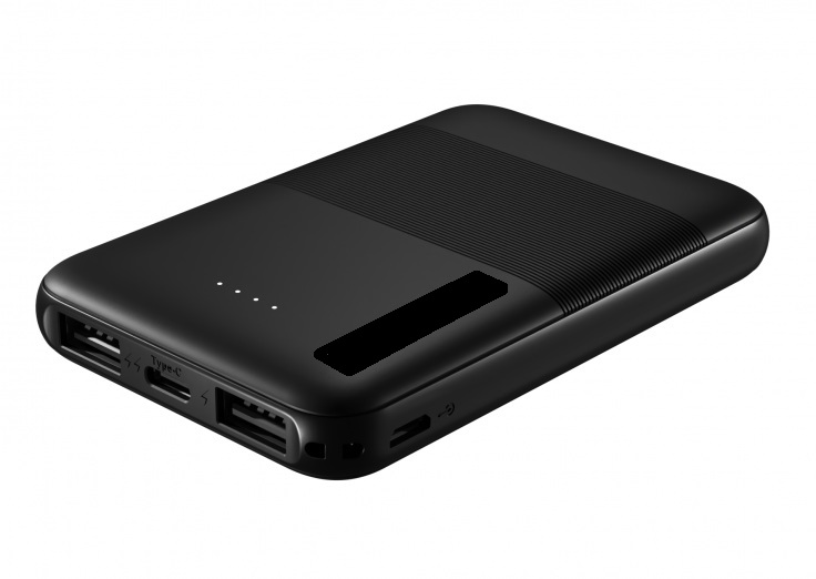Powerbank – przenośne, zapasowe źródło energii o uniwersalnym zastosowaniu. Służy do ładowania urządzeń wyposażonych w złącze USB. Zawiera akumulator litowo-polimerowy o pojemności 5000 mAh/3,7 V (18,5 Wh) oraz porty USB. Obudowa wykonana z tworzywa sztucznego (ABS). Powerbank umożliwia jednoczesne ładowanie trzech urządzeń dzięki portom 2 x USB-A oraz 1 x UB-C. Ładowanie powerbanka za pomocą portów wejściowych microUSB lub USB-C. Wyposażony w diody wskazujące stan naładowania baterii. Urządzenie z funkcją inteligentne ładowanie dopasowujące natężenie prądu oraz z funkcją automatyczne włączanie/wyłączanie. Wymiary (w mm): 95 x 63 x 15. Masa: 118 g.