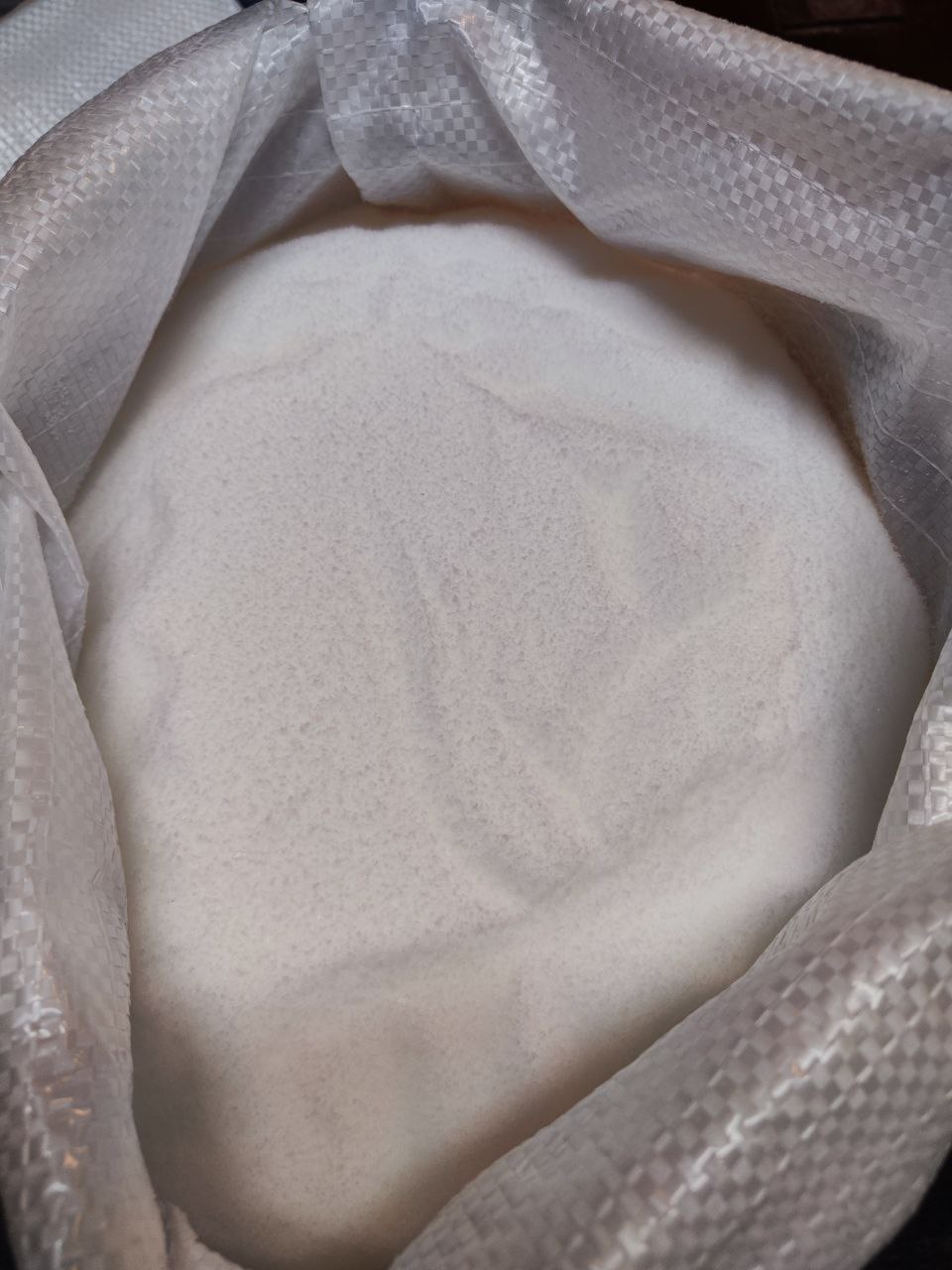 Produkt stanowiący mieszankę wosków mineralnych i roślinnych. Produkcja odbywa się w kilku etapach poprzez podgrzanie i oczyszczenie substratów: nieoczyszczonych parafin, gache parafinowych, wazeliny, cerezyny (surowiec parafinowy). Następnie dodawane są modyfikatory, w ilości potrzebnej do uzyskania wosku o określonym składzie: kwas stearynowy, woski pochodzenia roślinnego, a także wosk polietylenowy. Gotowy wyrób jest mieszany minimum 60 minut. Celem zwiększenia parametrów zapewniających stabilne spalanie, kolor, odporność na promieniowanie UV do wyrobu dodawane są: - dodatki do świec, stabilizatory, stabilizator spalania. Produkt przeznaczony do wykonywania świec. Występuje w postaci tafli, granulatu i płynu. Transport, w zależności od postaci końcowej: granulki 1-3 mm przewożone są w workach po 20 kg, tafla po 5 kg, a w formie płynnej w cysternach ogrzewanych podgrzewaczami Webasto.