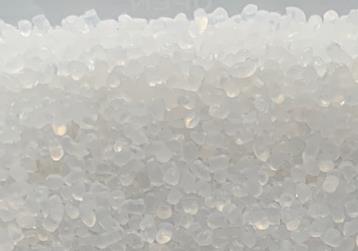 Produkt w postaci granulatu na bazie mieszanki gumowej, zawierającej w swoim składzie m.in. elastomer termoplastyczny na bazie styrenu i olej mineralny. Surowce poddane zostały badaniom laboratoryjnym, które potwierdziły charakter zastosowanego kauczuku syntetycznego. Wyrób charakteryzuje się wysoką sprężystością, niskim odkształceniem i dobrymi właściwościami uszczelniania; może być sterylizowany parą.