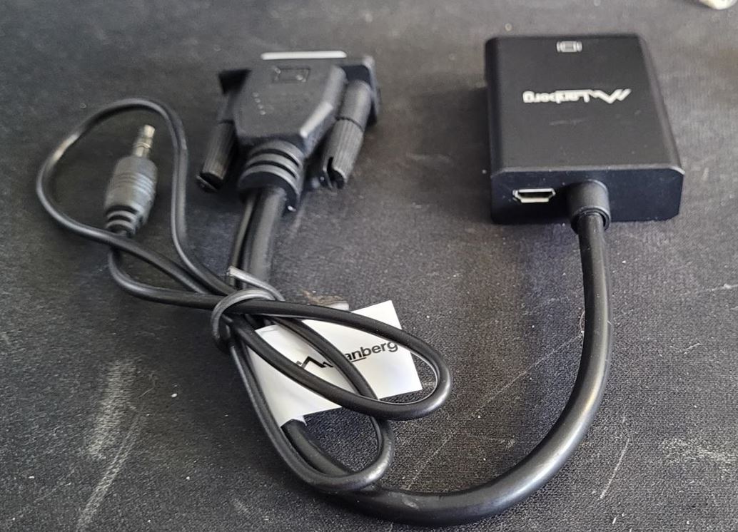Adapter wyposażony w wejście VGA (15-pin, żeńskie) i wejście USB-A (żeńskie), połączony kablem ze złączem HDMI-A (żeńskim). Dodatkowo ze złącza HDMI-A wyprowadzono kabel zakończony wtykiem mini JACK 3.5 mm stereo (3 pin, męski). Stosowany w systemach automatycznego przetwarzania danych do przesyłania sygnału z urządzeń wyposażanych w złącze VGA (np. komputer) do urządzeń wyposażonych w złącza HDMI oraz transmisje sygnału wideo i audio-wideo przez gniazdo JACK. Maksymalna obsługiwana rozdzielczość: 1920 x 1080 przy 60 Hz. Długość kabla: 20 cm. Kolor czarny. Do adapteru załączony jest kabel ze złączem USB-A i micro USB, zapewniający zasilanie potrzebne do pracy adaptera.