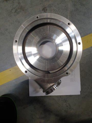 Korpus sprężarki składający się z obszaru: wlotu i wylotu powietrza, woluty oraz wirnika sprężarki (średnica wirnika 56 mm). Korpus wykonany jest ze stopu aluminium odpornego na działanie ewentualnych zanieczyszczeń powietrza – maksymalna temperatura pracy materiału wynosi 250 stopni C. Korpus produkowany jest w procesie odlewania a następnie poddawany obróbce ubytkowej. Wyposażony jest również w sworzeń wykonany ze stali nierdzewnej oraz pierścień wykonany ze stopu aluminium. Zadaniem korpusu jest kierowanie strumienia powietrza na wirnik sprężarki, a następnie orientowanie tego strumienia do kolektora dolotowego silnika spalinowego. Korpus pełni również funkcję ochronną przed czynnikami zewnętrznymi. Korpus ma kształt nieregularnego odlewu o wymiarach 230 mm x 223 mm x 93 mm. Korpus sprężarki wchodzi w skład zespołu turbosprężarki, której zadaniem jest poprawa sprawności silnika oraz redukcja emisji spalin poprzez wykorzystanie energii gazów wydechowych. Produkt zapakowany jest w opakowaniach kartonowych jednostkowych, a następnie zbiorczo w duży karton.

Niniejsza decyzja została wydana w miejsce WIT-2020-000893.