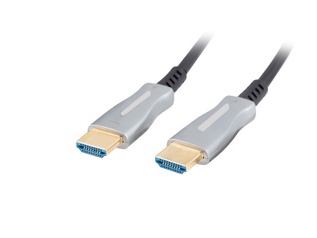 Kabel HDMI 2.0 AOC (Active Optic Cable). Zawiera 4 włókna optyczne, wielomodowe (OM3 50/125 µm) oraz 7 żył miedzianych. Wyposażony na obu końcach w złącza 19-pin HDMI-A męskie z pozłacanymi stykami. Służy do przesyłania sygnałów audio i wideo między połączonymi urządzeniami multimedialnymi, takimi jak komputery, laptopy, NAS-y, konsole, monitory, telewizory, projektory. Standard HDMI 2.0 (High Speed with Ethernet) umożliwia transmisję danych z prędkością do 18 Gb/s. Obsługuje format 4K, tryb 3D. Przesyła obraz w jednym kierunku. Obsługiwana rozdzielczość 3840 x 2160 @ 60 Hz lub 1920 x 1080 @ 144Hz. Posiada zwrotny kanał audio (ARC). Kabel w zewnętrznej otulinie z PVC w czarnym kolorze, o długości 30 m i średnicy kabla 5,2 mm, nawinięty na szpulę z tworzywa sztucznego, zapakowany w kartonowe pudełko z etykietą o produkcie.