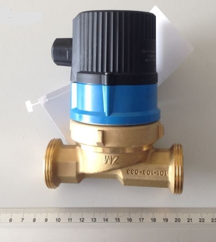 Obiegowa bezdławicowa pompa wirnikowa wody użytkowej, wyposażona w elektroniczny termostat regulujący. Parametry techniczne: max. wysokość wznoszenia 1,3 mWS, max. wydajność 950 l/h, max. ciśnienie 10 bar, max. temperatura 95°C, zasilanie 115-230 V / 50-60 Hz, pobór mocy 2,5-9 W, obroty 2000-3000 obrotów/min. W zestawie oprócz pompy znajdują się: uszczelki i elementy montażowe.
Decyzja wydana powtórnie w miejsce WIT numer PL BTI WIT-2021-000192.