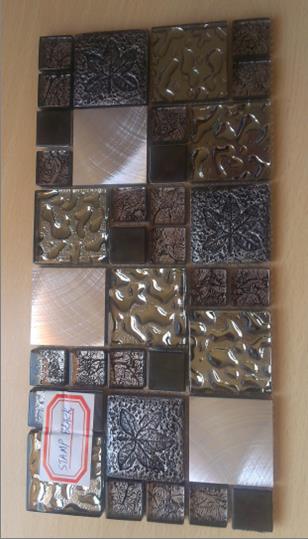 Mozaika wykonana z kostek o wymiarach nieprzekraczających 50 x 50 mm. W skład mozaiki wchodzą kostki szklane, stalowe, aluminiowe i z tworzyw sztucznych. Największą powierzchnię stanowią kostki szklane, które od spodu pokryte są warstwą aluminium, tytanu lub tapetą. Poszczególne kostki umieszczone są na podłożu - siatce z tworzywa sztucznego - tworząc mozaikę o wymiarach 30 x 30 cm, o grubości 0,8 cm. Powierzchnia zewnętrzna kostek może być gładka lub falowana. Stosowana jako materiał do wykładania ścian wewnątrz pomieszczeń. Prezentowana po 11 szt. w opakowaniu zbiorczym.