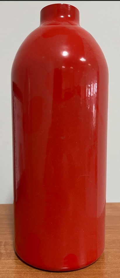 Butle aluminiowe przeznaczone do produkcji gaśnic przeciwpożarowych, o pojemności 1 kg. Towar występuje w wersji pomalowanej farbą proszkową i niepomalowanej. Towar dostosowany do napełnienia proszkiem gaśniczym. Butle nie są przeznaczone do stosowania w niektórych rodzajach statków powietrznych. Grubość ścianki to min. 1,12 mm.