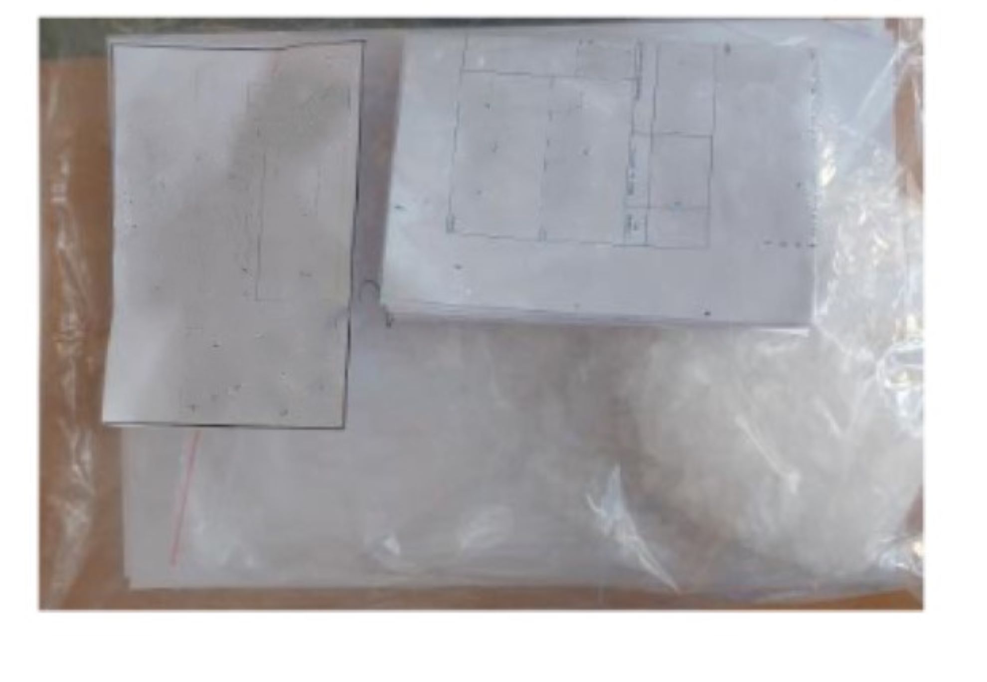 Produkt to naturalna substancja mineralna, sześciowodny chlorek magnezu o niezmienionej strukturze chemicznej i składzie charakterystycznym dla naturalnego ewaporatu pochodzenia morskiego. Ma postać granuli barwy białej do jasnoszarej z zabarwieniami od żółtawego do jasnobrązowego. Produkt otrzymywany jest poprzez wydobycie z odwiertów w naturalnym złożu biszofitu. Do wydobycia biszofitu stosuje się wodę, która jest wtłaczana do odwiertu za pomocą pomp. Woda wzbogacona o naturalny biszofit kierowana jest na powierzchnię rurociągiem i następnie pompami przekazywana jest do zbiorników wstępnego przechowywania. Następnie wodny roztwór biszofitu za pomocą pomp przekazywany jest do zbiorników odbiorczych, po czym z tych zbiorników za pomocą pompy przekazywany jest do wyparki z palnikiem gazowym, gdzie po ogrzaniu do temperatury 120-145°C wyparowuje znaczna część wody i uzyskiwany jest osad ww. produktu. Osad ten kierowany jest na specjalną taśmę w celu schłodzenia do temperatury nie wyższej niż 45°C i formowania granul lub łusek. Towar przeznaczony do wykorzystania w gospodarce komunalnej i celach ogólnych (balast opon, posypywanie dróg w okresie zimowym, jako uzupełnienie minerałów w akwariach morskich).