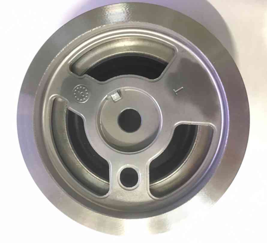 Piasta aluminiowa stanowiąca wewnętrzny element konstrukcyjny (część składową) koła pasowego z tłumikiem drgań skrętnych, montowanego w silnikach do pojazdów samochodowych. Wyrób został specjalnie zaprojektowany z przeznaczeniem do kół pasowych stosowanych w silnikach pojazdów. Posiada płaszczyznę czołową wraz z otworem centralnym służącą do montażu na silniku. Na zewnętrznym obwodzie piasty znajduje się wyprofilowana płaszczyzna przeznaczona do montażu pozostałych elementów tłumika, tj. gumowego pierścienia i metalowego pierścienia zewnętrznego (nie będących przedmiotem niniejszej decyzji). W zależności od modelu, średnica zewnętrzna piasty wynosi od 114 mm do 150 mm, a wysokość od 23 mm do 75 mm.
