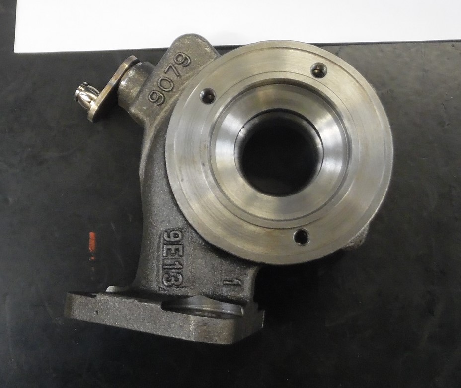 Korpus turbiny turbosprężarki, w kształcie nieregularnego odlewu o wymiarach około 130 mm x 76 mm x 115 mm. Korpus składa się z obszaru wlotu i wylotu spalin, woluty oraz wirnika turbiny o średnicy 31 mm. Korpus wykonany jest z żeliwa ferrytycznego, odpornego na działanie wysokich temperatur - maksymalna temperatura pracy materiału wynosi 750 stopni C. Ponadto w skład korpusu wchodzą: zawór wahadłowy – 1 szt. (materiał: stal żaroodporna), wałek regulacyjny – 1 szt. (materiał: stal żaroodporna), tuleja – 1 szt. (materiał: stal żaroodporna), sworzeń – 1 szt. (materiał: stal nierdzewna), sworzeń – 1 szt. (materiał: stal żaroodporna), dźwignia regulacyjna – 1 szt. (materiał: stal nierdzewna), pierścień uszczelniający – 1 szt. (materiał: stal żarowytrzymała). Zadaniem korpusu jest kierowanie gazów wydechowych z silnika spalinowego na wirnik turbiny, a następnie orientowanie tych gazów do układu wydechowego w pojeździe. Korpus pełni również funkcję ochronną przed czynnikami zewnętrznymi.
Niniejsza decyzja została wydana w miejsce wiążącej informacji taryfowej nr PL BTI WIT-2020-000955 z 21.08.2020