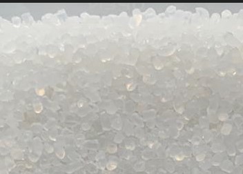 Produkt w postaci granulatu na bazie mieszanki gumowej, zawierającej w swoim składzie m.in. elastomer termoplastyczny na bazie styrenu i olej mineralny. Zawiera dodatki przeciwdrobnoustrojowe, które hamują wzrost bakterii i są odporne na rozwój grzybów w gotowych częściach z tworzyw sztucznych. Stosowany do produkcji artykułów formowanych wtryskowo, pakowany w worki lub oktabiany. Surowce poddane zostały badaniom laboratoryjnym, które potwierdziły charakter zastosowanego kauczuku syntetycznego.