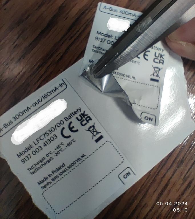 Samoprzylepne płaskie etykiety wykonane z tworzywa sztucznego (PC/PET). Po jednej stronie znajduje się warstwa samoprzylepna zabezpieczona papierem, a z drugiej nadruk pełniący funkcje informacyjno-identyfikacyjną np.: nazwę firmy, identyfikacje produktu, jego cech i danych technicznych. Naklejka może mieć przykładowo kształt prostokąta z zaokrąglonymi rogami o wymiarach 30 mm x 41 mm lub prostokąta wygiętego w łuk o wymiarach 64,75 mm (łuk zewnętrzny) x 40,59 mm (łuk wewnętrzny) x 12,08 mm (boki). Towar przywożony w rolkach po 1000 szt. o średnicy ok. 10 cm i szerokości 5 cm. Opakowanie foliowe.