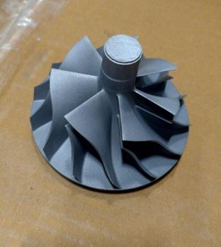 Wirnik sprężarki wchodzący w skład zespołu turbosprężarki, składający się z rdzenia, łopatek oraz ściany tylnej. Wykonany jest ze stopu aluminium odpornego na działanie ewentualnych zanieczyszczeń powietrza. Maksymalna temperatura pracy materiału wynosi 170 stopni C. Wirnik produkowany jest w procesie odlewania, a następnie poddawany jest obróbce cieplnej oraz ubytkowej. Zadaniem wirnika jest zwiększenie ciśnienia powietrza doprowadzanego do cylindrów silnika, które następuje poprzez wykorzystanie energii pochodzącej z dużej prędkości obrotowej. Wirnik ma kształt koła z łopatkami. Wymiary: średnica 97,2 mm, wysokość 63,3 mm.

Niniejsza decyzja została wydana w miejsce wiążącej informacji taryfowej nr PL BTI WIT-2020-000416 z 03.04.2020 r.