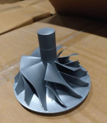Wirnik sprężarki wchodzący w skład zespołu turbosprężarki, składający się z rdzenia, łopatek oraz ściany tylnej. Wykonany jest ze stopu aluminium odpornego na działanie ewentualnych zanieczyszczeń powietrza. Maksymalna temperatura pracy materiału wynosi 170 stopni C. Wirnik produkowany jest w procesie odlewania, a następnie poddawany jest obróbce cieplnej oraz ubytkowej. Zadaniem wirnika jest zwiększenie ciśnienia powietrza doprowadzanego do cylindrów silnika, które następuje poprzez wykorzystanie energii pochodzącej z dużej prędkości obrotowej. Wirnik ma kształt koła z łopatkami. Wymiary: średnica 110,9 mm, wysokość 82,5 mm.

Niniejsza decyzja została wydana w miejsce wiążącej informacji taryfowej nr PL BTI WIT-2020-000417 z 03.04.2020 r.