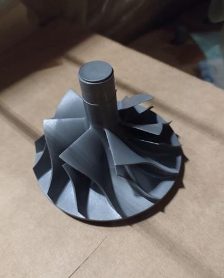 Wirnik sprężarki wchodzący w skład zespołu turbosprężarki, składający się z rdzenia, łopatek oraz ściany tylnej. Wykonany jest ze stopu aluminium odpornego na działanie ewentualnych zanieczyszczeń powietrza. Maksymalna temperatura pracy materiału wynosi 170 stopni C. Wirnik produkowany jest w procesie odlewania, a następnie poddawany jest obróbce cieplnej oraz ubytkowej. Zadaniem wirnika jest zwiększenie ciśnienia powietrza doprowadzanego do cylindrów silnika, które następuje poprzez wykorzystanie energii pochodzącej z dużej prędkości obrotowej. Wirnik ma kształt koła z łopatkami. Wymiary: średnica 83,7 mm, wysokość 63 mm.

Niniejsza decyzja została wydana w miejsce wiążącej informacji taryfowej nr PL BTI WIT-2020-000421 z 08.04.2020 r.