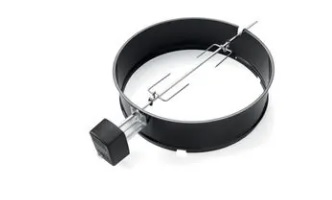 Elektryczny rożen obrotowy przeznaczony do grilli węglowych o średnicy 57 cm. Służy do opiekania potraw na grillu. Rożen automatycznie się obraca. Produkt składa się z silnika (napięcie 220 - 240 V), drążka ze stali nierdzewnej, obręczy ze stali emaliowanej i wspornika ze stali nierdzewnej do montażu rożna na grillu. Wszystkie elementy produktu są zmontowane ze sobą na stałe i tworzą jedną całość. Produkt przeznaczony jest do użytku domowego.