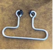 Uchwyt na kabel zasilający do grilla elektrycznego w postaci zagiętego drutu stalowego o średnicy w przekroju poprzecznym 4,775 mm. Obydwa końce wyrobu są zakończone haczykowato. Uchwyt mocuje się do stelaża grilla. Przybliżone wymiary: 124 mm x 67 mm.  Produkt pakowany zbiorczo w pudła kartonowe.