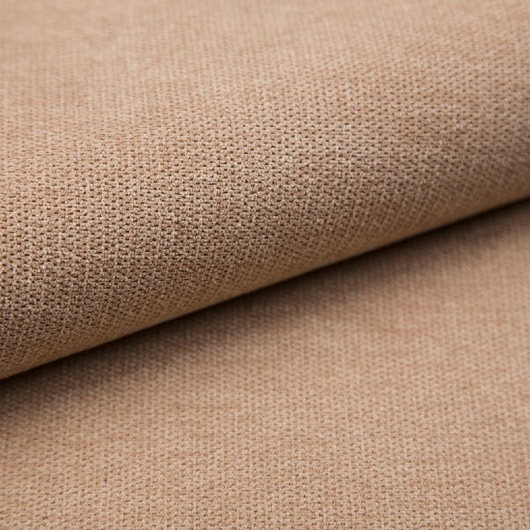 Tkanina wykonana z włókien chemicznych ciągłych, nieteksturowanych, z przędz o różnych barwach, utkana splotem kombinowanym, o składzie 92% poliester, 8% nylon. Dodatkowo wierzchnia strona tkaniny posiada warstwę przypominającą okrywę włosową powstałą w wyniku częściowego ponacinania nitek wątku. Tkanina wykorzystywana jako materiał obiciowy do mebli. Masa powierzchniowa 220 g/m2. Tkanina o długości 50 m
prezentowana na rolkach o szerokości ok. 146 cm. Tkanina dostępna w różnych kolorach. Decyzja WIT wydana w miejsce decyzji WIT-2021-000570.
