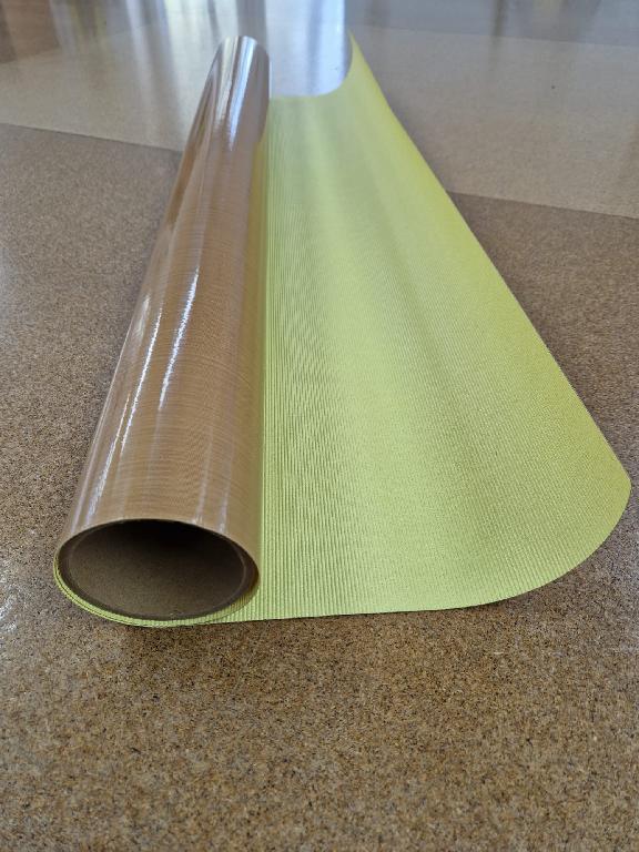 Cerata teflonowa, w postaci tkaniny z włókna szklanego, powleczonej obustronnie politetrafluoroetylenem (PTFE). Na jednej stronie produktu znajduje się warstwa klejąca zabezpieczona ochronnym arkuszem podkładowym z tworzywa sztucznego. Gotowy produkt zawiera różne proporcje włókien szklanych (32-43%) i teflonu (57-68%) odpowiednio do grubości produkowanej ceraty (0,08 - 0,35 mm). Produkt o szerokim zastosowaniu przemysłowym m.in. jako osłona elementów grzejnych. Towar pakowany w rolki o szerokości 1000 - 4000 mm. Decyzja WIT wydana w miejsce decyzji PL BTI WIT-2021-000830 z dnia 14.07.2021 r.