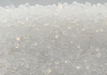 Produkt w postaci granulatu na bazie mieszanki gumowej, zawierającej w swoim składzie m.in. elastomer termoplastyczny na bazie styrenu i olej mineralny. Zawiera dodatki przeciwdrobnoustrojowe, które hamują wzrost bakterii i są odporne na rozwój grzybów w gotowych częściach z tworzyw sztucznych. Stosowany do produkcji artykułów formowanych wtryskowo, pakowany w worki lub oktabiany. Zgodnie z wynikiem badań dostarczonym przez Wnioskodawcę produkt spełnia kryteria dla kauczuku syntetycznego.