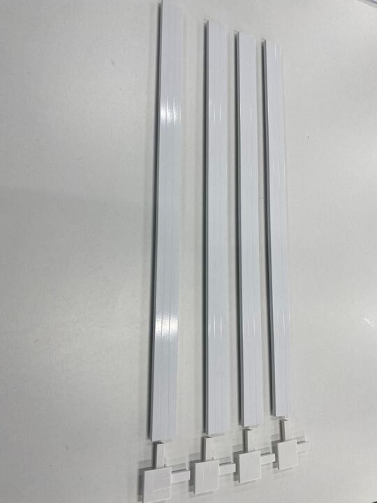 Półprodukt służący do umieszczenia w oknie moskitiery okiennej, złożony z 4 profili wykonanych ze stopu aluminium metodą wyciskania/wytłaczania oraz 4 narożników wykonanych z tworzywa sztucznego. Towar montuje się we wnęce okiennej przy pomocy śrub i sprężynek (niebędących przedmiotem WIT) i zaczepia o ramy okienne. Profile mają długość od 50 do 150 cm oraz posiadają od 1 do 5 nawierconych otworów montażowych, w zależności od długości zamówionej przez klienta. Malowane są proszkowo na różne kolory (biały, brąz, antracyt i czarny). Towar nie będzie oferowany do bezpośredniej sprzedaży detalicznej - niezbędne jest dołożenie siatki moskitierowej i akcesoriów montażowych, niebędących przedmiotem WIT. Komplet pakowany zbiorczo (po około 30-50 sztuk w zależności od rozmiaru) w rękaw foliowy, opatrzony etykietą z wymiarem.