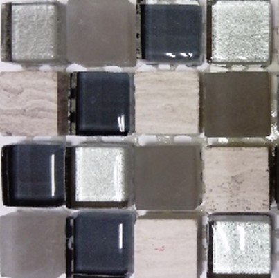 Mozaika wykonana z kostek o wymiarach 14 x 14 x 8 mm, 14 x 47 x 8 mm. W skład mozaiki wchodzą kostki szklane i kostki kamienne (wapień numulitowy). Kostki szklane posiadają krawędzie zaoblone w wyniku podgrzewania do wysokiej temperatury i są malowane od spodu. Część kostek szklanych jest zmatowiona, a część jest przezroczysta. Największą powierzchnię mozaiki stanowią kostki szklane (ok. 94%). Poszczególne kostki umieszczone są na podłożu - siatce z tworzywa sztucznego i połączone z nią za pomocą kleju żywicznego - tworząc mozaikę o wymiarach 300 x 300 mm, o grubości 8 mm. Ilość kostek szklanych i kamiennych jest losowa. Mozaika stosowana jest jako materiał do wykładania ścian wewnątrz pomieszczeń. Pakowana po 11 szt. w opakowaniu zbiorczym. Decyzja wydana w miejsce decyzji nr PL BTI WIT-2021-001102.