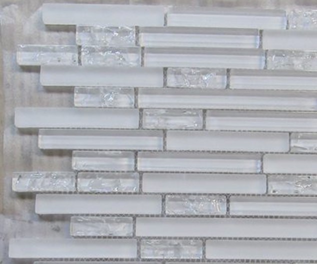 Mozaika wykonana z kostek szklanych, malowanych od spodu. Tafle szkła o grubości 8 mm są cięte na elementy o wymiarach 14 mm x 48 mm, 14 mm x 98 mm, 14 mm x 148 mm. Tak przygotowane kostki umieszczone są na podłożu - siatki z tworzywa sztucznego - za pomocą kleju żywicznego, tworząc tafle o  wymiarach  310 mm x 250 mmm (± 5 mm), i grubość 8 mm. Część kostek jest ze szkła spękanego. Mozaiki występują w różnych kolorach. Mozaiki są stosowane jako materiał do wykładania ścian wewnątrz pomieszczeń. Prezentowane po 11 szt. w opakowaniu zbiorczym. Decyzja wydana w miejsce decyzji nr PL BTI WIT-2021-000969.
