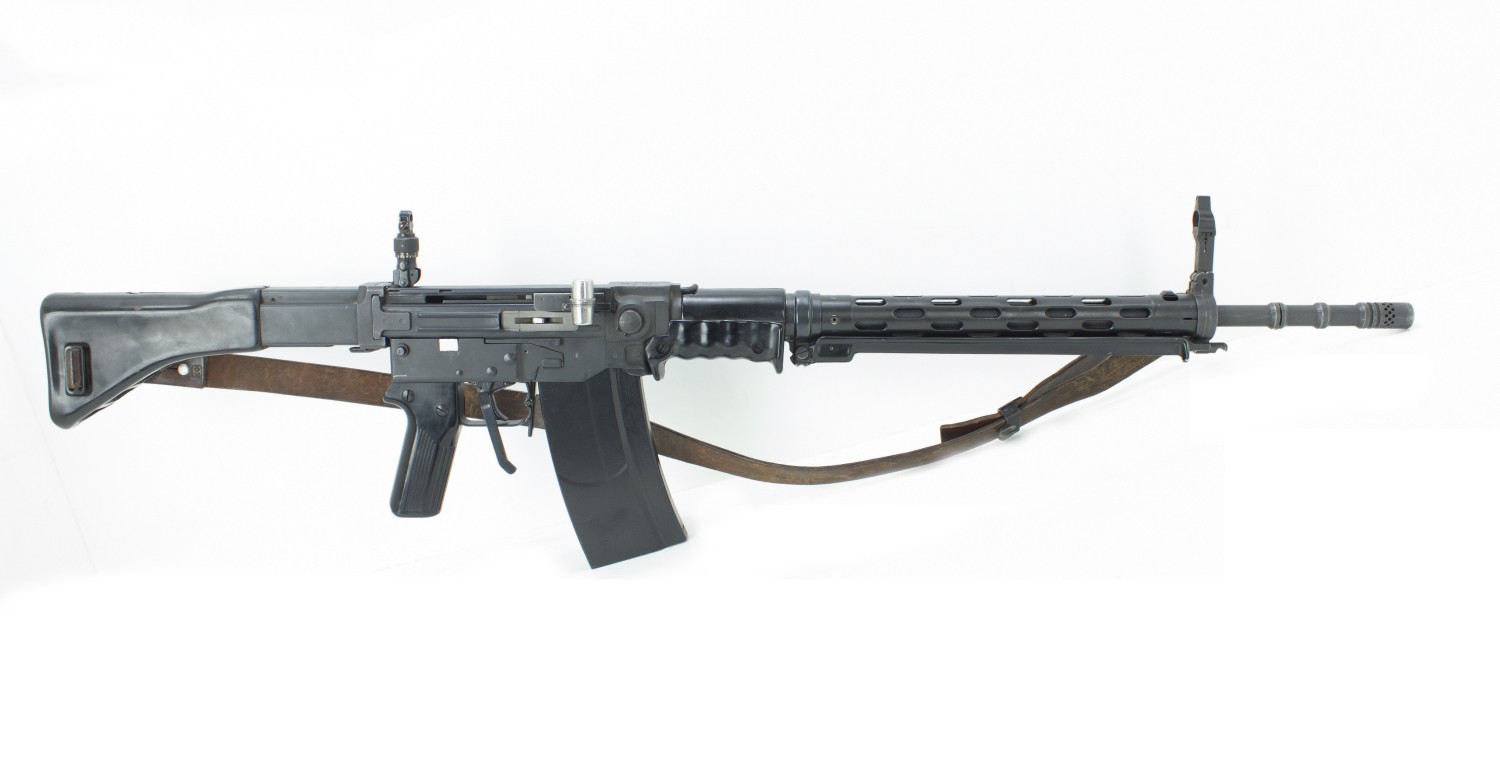 Karabin samopowtarzalny, oznaczony jako M57 kal. 7,5 x 55 SWISS, produkowany w latach 1957-1980 przez szwajcarskie zakłady zbrojeniowe. Jest to broń sprawna, wycofana z użycia w siłach zbrojnych. Karabin wyposażony jest w zamek półswobodny hamowany dwoma rolkami. Posiada magazynek na 24 szt. nabojów. Produkt wykonany ze stali i tworzywa sztucznego. Długość całkowita broni 111 cm, waga 5,95 kg. Długość lufy 60 cm. Karabin posiada szybkostrzelność 48 strzałów na minutę, zasięg skuteczny 400 m. Broń oznaczona jest przez producenta numerem seryjnym oraz skrótowcem SIG (Schweizerische Industrie Gesellschaft). Każdy egzemplarz posiada jeden magazynek, nie dołączono magazynków zapasowych. Broń nie posiada amunicji. Może mieć zamocowany pas nośny. Pakowana w opakowania zbiorcze. Decyzja wydana w miejsce decyzji nr PL BTI WIT-2021-001370.