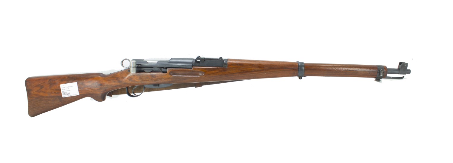 Karabin powtarzalny, oznaczony jako K31 kal. 7,5 x 55 SWISS, produkowany w latach 1931-1957 przez szwajcarskie zakłady zbrojeniowe. Jest to broń sprawna, wycofana z użycia w siłach zbrojnych. Karabin wyposażony jest w zamek dwutaktowy ryglowany symetrycznie za pomocą rygli umieszczonych w przedniej części trzonu zamka. Posiada magazynek na 6 szt. nabojów. Produkt wykonany ze stali i drewna. Długość całkowita broni 111 cm, waga 4,10 kg. Długość lufy 61 cm. Karabin posiada szybkostrzelność 12 strzałów na minutę, zasięg skuteczny 400 m. Broń oznaczona jest przez producenta numerem seryjnym. Każdy egzemplarz posiada jeden magazynek, nie dołączono magazynków zapasowych. Broń nie posiada amunicji. Może mieć zamocowany pas nośny. Pakowana w opakowania zbiorcze. Decyzja wydana w miejsce decyzji nr PL BTI WIT-2021-001367.