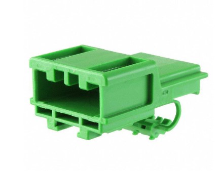 Korpus (obudowa) złącza elektrycznego. Specjalnie ukształtowany, izolacyjny korpus złącza elektrycznego wykonany z tworzywa sztucznego (PBT) z małymi otworami. Produkt nie zawiera metalowych styków, końcówek lub żadnych innych materiałów przewodzących prąd elektryczny. Terminale (styki lub kontakty) wiązki przewodzącej wkładane są do oddzielnych otworów korpusu podczas montażu złącza elektrycznego, dzięki czemu produkt zabezpiecza, izoluje od siebie styki przewodzące i zapobiega zwarciom. Przybliżone wymiary korpusu: 23,3 mm x 34,8 mm x 22,3 mm.
WIT wydana powtórnie w miejsce decyzji nr PL BTI WIT-2023-000166 z dnia 02.02.2023 r.
