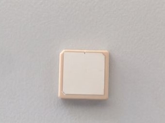 Antena typu patch w obudowie ceramicznej, która składa się z płaskiego prostokątnego arkusza metalu zamontowanego na większym arkuszu metalu (zwanym płaszczyzną uziemienia). Przeznaczona jest do montażu powierzchniowego na płytce ze złączem typu SMA. Zaprojektowana do użytkowania z radiotelefonami, służy do bezprzewodowej transmisji sygnału radiowego o częstotliwości bazowej 1575,42 MHz. Podstawowe wymiary anteny (długość x szerokość x grubość): 18 mm x 18 mm x 4 mm. Masa: ok. 5 g. Temperatura pracy: -40°C do 105°C. Towar pakowany jest na taśmie, która nawinięta jest na szpuli.