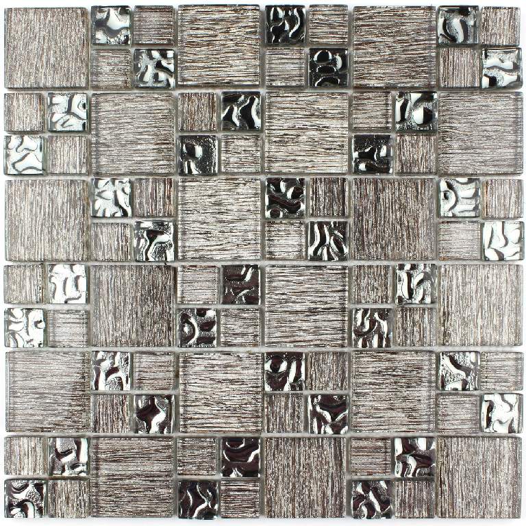Mozaika wykonana z kostek szklanych. Tafle szkła cięte są na elementy o wymiarach nieprzekraczających 50 x 50 mm. Poszczególne kostki podklejone są od spodu folią aluminiową, tapetą lub warstwą metalu (tytan). Tak przygotowane kostki umieszczone są na podłożu - siatce z tworzywa sztucznego - tworząc mozaikę o wymiarach 30 x 30 cm, o grubości od 0,4 cm do 0,8 cm. Powierzchnia zewnętrzna szklanych kostek może być gładka lub falowana. Stosowana jako materiał do wykładania ścian wewnątrz pomieszczeń. Zasadniczy charakter mozaice nadaje szkło jako materiał powierzchniowy. Prezentowana po 11 szt. w opakowaniu zbiorczym. Decyzja wydana w miejsce decyzji WIT nr PL BTI WIT-2022-000500 z dnia 06.05.2022 r.